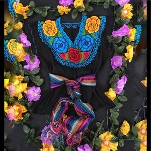 🌺🌹 Beautiful Embroidered Mexican Blouse🌷🌺